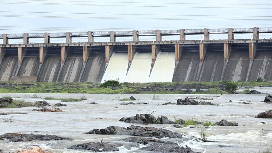 <div class="paragraphs"><p>ತುಂಗಭದ್ರಾ ಜಲಾಶಯದ ಮೂರು ಕ್ರಸ್ಟ್ ಗೇಟ್‌ಗಳನ್ನು ಸೋಮವಾರ ತೆರೆದ ಸಂದರ್ಭದಲ್ಲಿ ಕಂಡುಬಂದ ದೃಶ್ಯ</p></div>